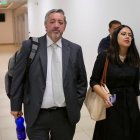 El alcalde de Guayaquil, Aquiles Álvarez, asistió a la audiencia de juicio de forma telemática; mientras que su abogado, Ramiro García acudió al Complejo Judicial en Quito.