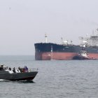 Por el estrecho de Ormuz, en Medio Oriente, se transporta el 20 % de crudo y 27 % de gas natural.