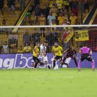 Barcelona abrió el marcador contra Botagofo con gol de Héctor Villalba en el estadio Monumental.