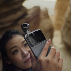 El Honor Robot Phone puede seguir al usuario, estabilizar la cámara y reaccionar físicamente al entorno gracias a su sistema de inteligencia artificial corpórea.