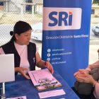 Un ciudadano es asesorado sobre un trámite en el Servicio de Rentas Internas.