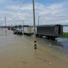 1. Problemas. Muchos vehículos quedan dañados y otros optan por pagar hasta $30 a las grúas para atravesar la zona más anegada de la carretera. Personas también guían a los carros, por $1 o $2.