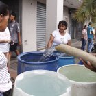 Ciudadanos se abastecen con tanqueros.