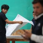 Un trabajador sostiene una prueba de la papeleta de votación este 10 de marzo de 2026, en la Oficina Nacional de Procesos Electorales (ONPE) en Lima (Perú).