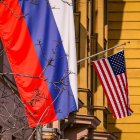Banderas rusas y estadounidenses cuelgan en el edificio principal de la Embajada de Estados Unidos en Moscú, Rusia, el 12 de marzo de 2026.