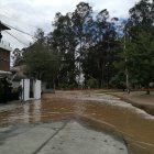 Zonas residenciales que se encuentran cercanas al río Yanuncay han sido afectadas por la creciente y desbordamiento.