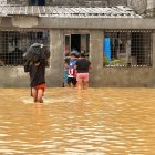 Ciudadanos en Babahoyo abandonaron sus viviendas por el nivel del agua, este jueves 12 de marzo.