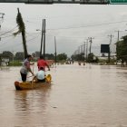 En la vía Babahoyo-San Juan, los vecinos se movilizaron en canoas, la mañana de este jueves 12 de marzo.