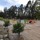 El río Yanuncay cubrío por completo el parque lineal de la ciudadela Los Cantones.