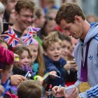 Andy Murray nació y creció en el pequeño pueblo de Escocia donde incluso vivió uno de los episodios más crueles, pero que hoy lo reconocen a él por haber cambiado esa historia.