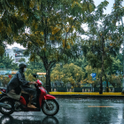 Referencial.Un motociclista circula bajo la lluvia, mientras el Inamhi advierte sobre precipitaciones dispersas y alta radiación este 13 de marzo.