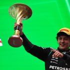 El joven piloto de Mercedes, Andrea Kimi Antonelli, como campeón de China.