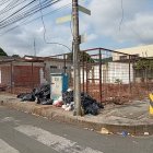 En las calles Acacias y Bálsamos, en Urdesa, hay basura acumulada que emana malos olores.