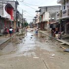 Calles de Babahoyo quedaron cubiertas de agua y lodo tras la inundación que afectó al 90 % del casco urbano.