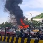 Un articulado del sistema Metrovía se incendió al final de la avenida Quito, junto al cementerio patrimonial de Guayaquil.
