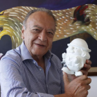 Édgar Cevallos, de 77 años, junto a don Evaristo, la figura de Ernesto Albán, que recreó en la alcaldía de Rodrigo Paz.