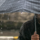 Referencial. Un ciudadano se protege de la lluvia con un paraguas, mientras el Inamhi advierte de precipitaciones y tormentas eléctricas en varias provincias del país hasta el 25 de marzo.