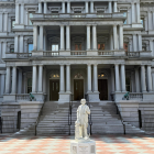 Estatua en el complejo de la Casa Blanca, reinstalada por Donald Trump como homenaje a Cristóbal Colón.