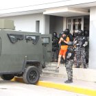 El alcalde de Guayaquil, Aquiles Álvarez, cuando salía de la dilgencia en el cantón La Libertad