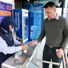 Referencia. Con el nuevo sistema, desde abril bastará una tarjeta para viajar en trole, ecovía y metro. Estaciones ya incorporan tecnología de cobro.