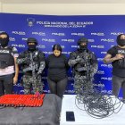 Una mujer fue aprehendida en flagrancia por la Policía Nacional en el norte de Guayaquil mientras transportaba material explosivo en un bolso.