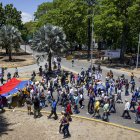 Trabajadores y estudiantes de la Universidad Central de Venezuela (UCV) participan en una manifestación para exigir mejoras salariales este miércoles, en Caracas (Venezuela).