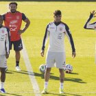 Los jugadores de la selección de Ecuador Pervis Estupiñan (i), Piero Hincapié (c), y William Pacho, durante el entrenamiento en el Estadio Municipal de Butarque en Leganés (Madrid).