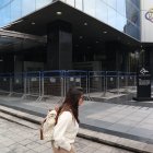 El acceso al Consejo de la Judicatura se restringió este miércoles. Había vallas metálicas en el ingreso al edificio de la entidad en Quito.