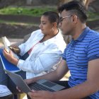 El país sube tres puestos en el World Happiness Report 2026, aunque expertos advierten que el dato no refleja completamente la realidad social.