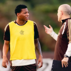 Gonzalo Plata, extremo ecuatoriano del Flamengo, recibe instrucciones durante una sesión de entrenamiento del club brasileño.