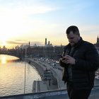 Moscú. Un hombre usa su teléfono inteligente en el puente flotante (Puente Paryashiy) en el parque Zaryadye, en el centro de Moscú.