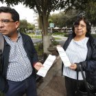 Con planillas en manos, los usarios reclaman por el alto costo de la tasa de recolección de basura.