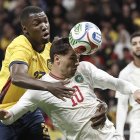 El delantero de la selección de fútbol de Marruecos Brahim Díaz (d) lucha con Moisés Caicedo, de Ecuador,.
