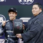 Kimi Antonelli (i) recibiendo el premio por liderar la clasificación del Gran Premio de Japón de este domingo 29 de marzo.