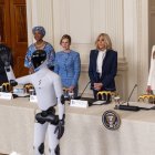 La primera dama de Estados Unidos, Melania Trump, la primera dama de Francia, Brigitte Macron, la primera dama de Polonia, Marta Nawrocka, la primera dama de Sierra Leona, Fatima Maada Bio, y el primer caballero de Kosovo, Prindon Sadriu, observan mientras un robot pronuncia un discurso en la mesa redonda de la Cumbre de la Coalición Global 'Fomentando el Futuro Juntos'.