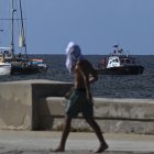 Veleros también llevaron ayuda humanitaria a la isla.