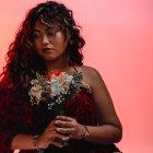 El proyecto de Andy Abad combina canciones inéditas y versiones, con un enfoque que  reinterpreta la tradición folk con una mirada contemporánea.