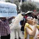Seguidores del alcalde de Guayaquil, Aquiles Álvarez, protestaron en los exteriores de la Corte Provincial de Pichincha, este lunes 2 de marzo.