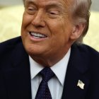 El presidente de Estados Unidos, Donald Trump, habla durante una reunión bilateral con el canciller alemán Friedrich Merz en la Oficina Oval de la Casa Blanca, en Washington, el 3 de marzo de 2026.