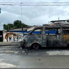 Así quedó la furgoneta en la que estaba la víctima. Los atacantes la incendiaron pese a que él estaba en su interior.