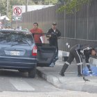El cuerpo de la víctima quedó tendido sobre la acera, junto al hospital Teodoro Maldonado Carbo, en el sur de Guayaquil, este lunes 5 de enero.