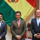 El canciller de Bolivia, Fernando Aramayo (i), el presidente de Bolivia, Rodrigo Paz (c), y el embajador de Perú, Carlos Daniel Chávez-Taffur Schmidt, en La Paz (Bolivia).