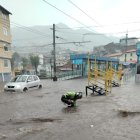 La acumulación de agua en varias vías de Quito complicó la movilidad durante las fuertes lluvias registradas la tarde del 6 de marzo.