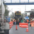 La suspensión del despacho de asfalto por problemas en la Refinería de Esmeraldas paraliza 13 frentes de obras viales en Quito.
