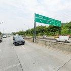 En este sector de la avenida del Bombero, junto al complejo deportivo Siete canchas, un agente de la ATM atropelló con su moto a un peatón que cruzaba la vía.