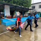 Agentes municipales retiraron colchones y otros artículos que eran utilizados para permanecer en un parque de la ciudadela Florida Norte, en Guayaquil.