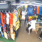 Un sujeto atacó a una vendedora de camisetas de la Bahía de Guayaquil. El hecho ocurrió la tarde de este domingo 8 de marzo.