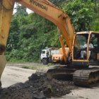 Maquinaria de la Prefectura se trasladó a la vía Alóag - Santo Domingo, luego del derrumbe.