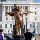 La estatua dorada de 3,6 metros de altura que representa al presidente estadounidense Donald Trump y al fallecido Jeffrey Epstein.