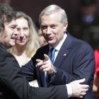 El presidente de Argentina, Javier Milei (i), saluda al nuevo mandatario chileno, el ultraderechista José Antonio Kast (d) este miércoles, en Valparaíso (Chile)